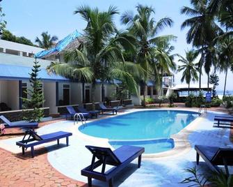 Pappukutty Beach Resort - 可瓦蘭 - 游泳池