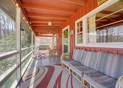The Red Loft Candler Cottage 18 Mi to Asheville! - Candler - Balkon