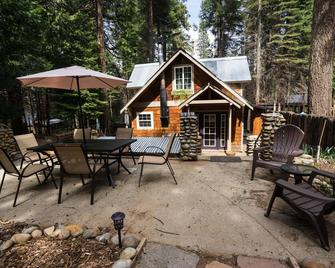 Cozy Yosemite Cabin with Hot Tub in the Pines - Fish Camp - Patio