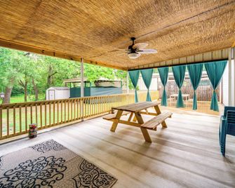 1 Mi to Lake Texoma Access: Home w/ Deck - Kingston - Patio