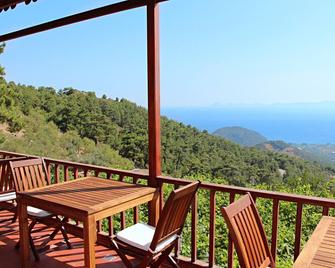 Villa Vino - Mesudiye - Balcón