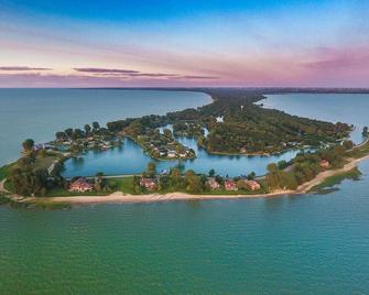 Waterfront Sand Point Cottage on Wild Fowl Bay Caseville MI - Pigeon - Building