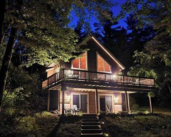 Beautiful private Tainter Lake Retreat in Western WI. Sleeps 10 - Menomonie - Budova