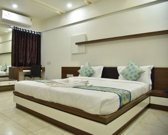 Hotel Savera Inn - Morvi - Bedroom