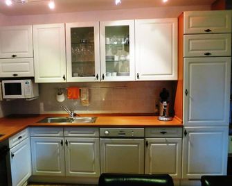 90 sqm vacation and Exhibition bungalow, 4 rooms, 6 people, kitchen and garden - Düsseldorf - Kitchen