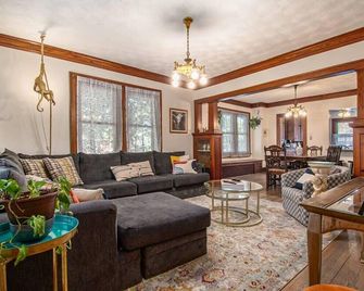 Classic 4br Bowery Hill Gem, Near Top Spots! - Omaha - Living room