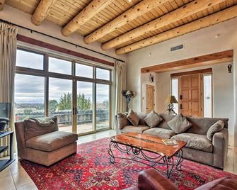 Adobe-Style Home w/ Views 5 Mi to Santa Fe Plaza - Santa Fe - Living room