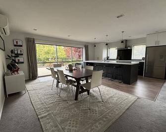 Queenstown, luxury, spacious, Family Home with spectacular views and Hot Tub. - Queenstown - Salle à manger