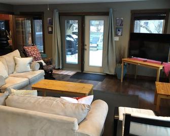 Panoramic Woodlands Retreat w Hot Tub; just walking distance to Lake Windermere - Windermere - Living room