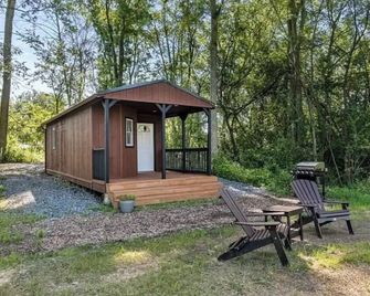 Seneca Hideaway/Romantic Getaway Cabin/Hot Tub - Geneva - Patio