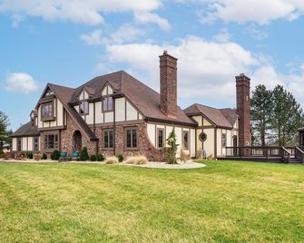 Fun w/ Family! Peaceful Countryside Tiffin Retreat - Tiffin - Будівля