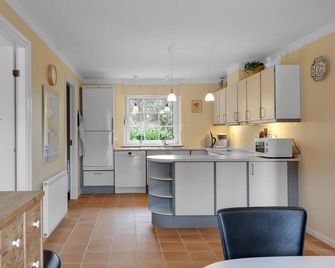 Stunning home in Rønne with WiFi - Rønne - Kitchen