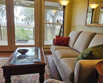 Enjoy painted buntings, marsh sunrises, porch swing. Pet-friendly, handicapable. - Ridgeland - Huiskamer