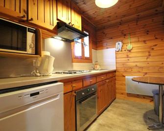 Comfortable wooden chalet with terrace tourist village, mountain views - Le Ménil - Cocina