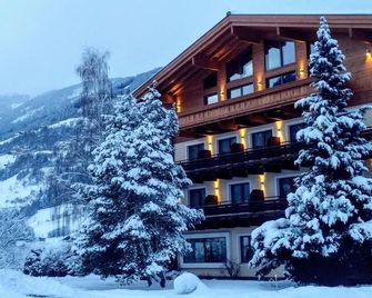 Apartment Pass Thurn, shower, WC, living/bedroom - Dorferwirt - Bramberg am Wildkogel - Gebäude