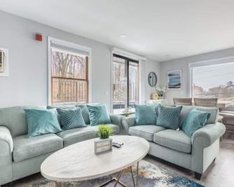 Luxury 3Bed Private Apartment Near Manhattan - New Rochelle - Living room