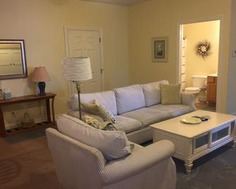 Stram - 201 - Ludington - Living room