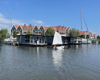 Houseboat in Volendam near Fort Edam - Volendam - Building