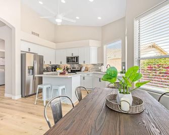 Tatum Ranch Retreat Htd Pool Games Putt Grn - קייב קריק - מטבח