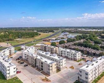 Bluebonnet Escape | Cozy 1br Near Ennis Trails - Ennis - Building