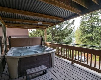 Mt Hood Lodge: Perfect for Large Groups: Sleeps 44 Maximum-Two Deluxe Hot Tubs - Government Camp - Balcón