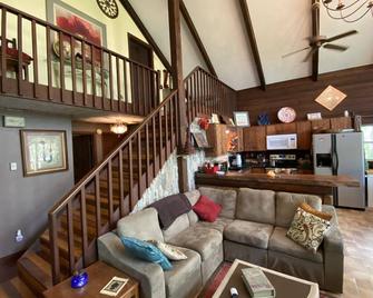 The last slice of Ginger Cake Acres - Newland - Living room
