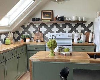 Cheerful, modern 2 bedroom loft apartment on the Coast of Maine - Camden - Kitchen