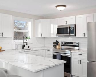 Spacious Family Villa only 13 mi from Silverwood - Hayden - Kitchen