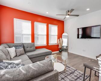 Velouté Valor - 1bd Near Med Center & Museum District - Houston - Wohnzimmer