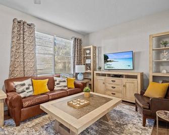 Townhouse and Resort Near Disney - Davenport - Wohnzimmer