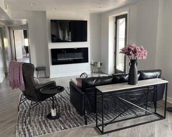 Beautiful Downtown Condo over looking the River - Muscatine