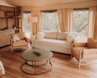 Lavender - Luxury Glamping Tent - Johnson City - Living room