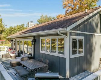 Lakefront Luxury with Private Beach, Sleeps 14 - Gladwin - Patio