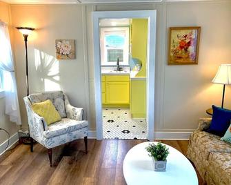 Downtown Daisy - Walk To Whiskey Row - Prescott - Living room
