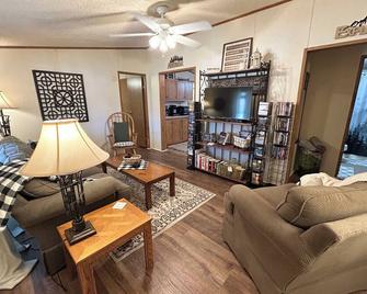 Grassy Meadow Getaway - Hot Tub! - Mount Nebo - Living room