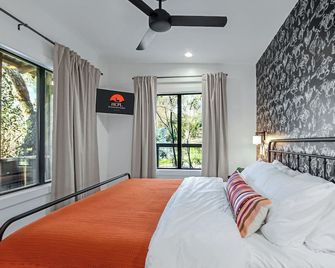 Charming Cowboy-Themed Suite with Creek Views - Elegant Escape - Wimberley - Habitación