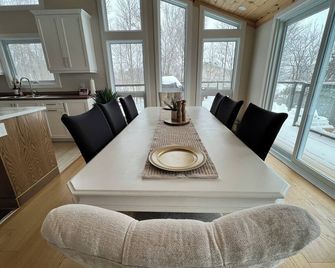 5-Bedroom Executive Lakefront Retreat Sleeping 12- Relax, Recharge and Reconnect - Sudbury - Eetruimte