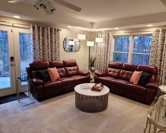 Cozy 1Br Minutes from Mall of GA and Lake Lanier - Buford - Huiskamer