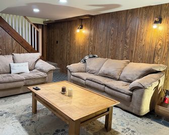 Cozy Home near Abingdon – Close to Town & Trails! - Abingdon - Living room