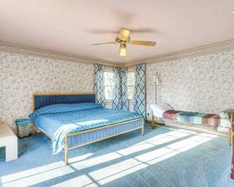Historic Auburn Home w/ Theater & Yard! - Auburn - Спальня