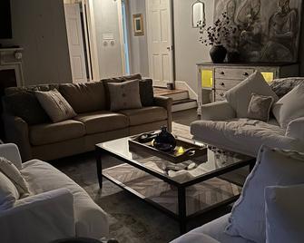 Luxury Estate Elegant Private The White Lion Manor - Middletown - Wohnzimmer