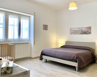 SEA VIEW, Center, large veranda, 3 rooms, 2 bath, 250mt from beach - Terracina - Schlafzimmer