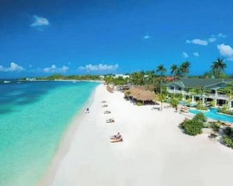 DelaDe-Rose Guest House Room# 12, 100.00 P/ night - Negril - Strand