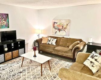 Perfect Private Getaway Near Downtown Tacoma! - Lakewood - Obývací pokoj