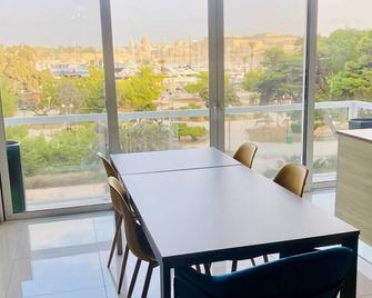Seafront Highly finished 2 Bedroom Apartment - Gżira - Jadalnia