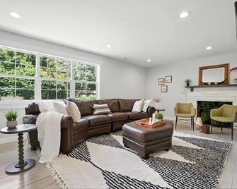 3 BEDROOM HOUSE by the lake, 30 minutes to Cincinnati, fire pit, grill, foosball, snacks - Batavia - Living room