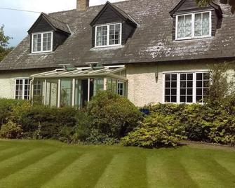 Orchard Pond Bed & Breakfast - Duxford