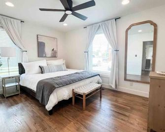 Delightful 2 Br Condo Downtown Homewood - Birmingham - Bedroom