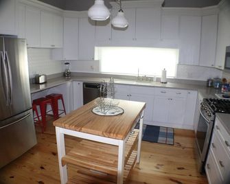 Loaded Luxury Large Historic Cottage-Heart of Historic District-Near Waterfront - Southport - Kitchen