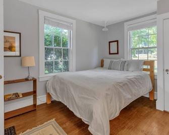 Rustic Farmhouse home - Southwest Harbor - Bedroom